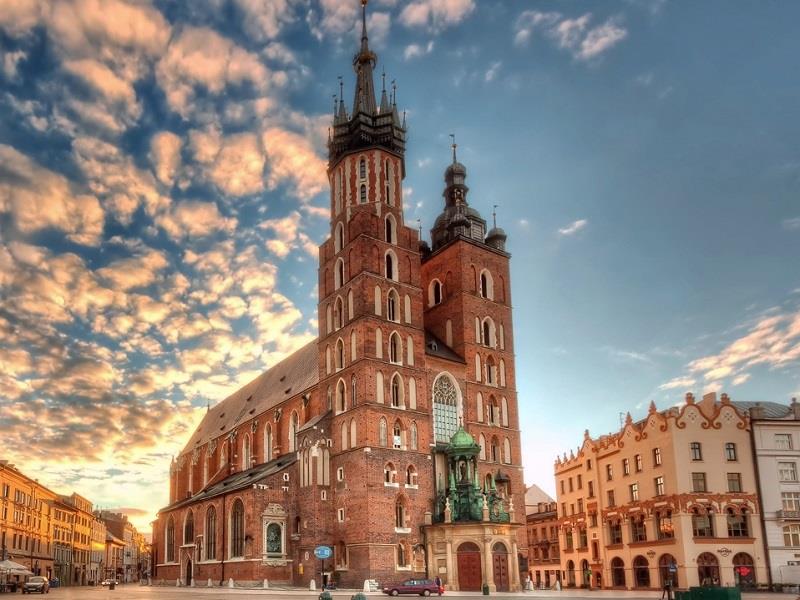Kościół Mariacki - Najlepsze Atrakcje Polski - Noclegi, Restauracje w  Pobliżu